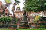 Mini chedis en el jardín, Wat Yai Chai Mongkol, Ayutthaya, Tailandia.