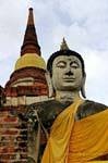 Buda, a los pies de la Gran Stupa, Wat Yai Chai Mongkol, Ayutthaya, Tailandia.