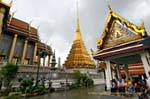 El Chedi de oro bajo la lluvia, el Wat Phra Kaew, Bangkok, Tailandia.