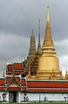 Tres arquitecturas apuntaban hacia el cielo, Wat Phra Kaew, Bangkok, Tailandia.