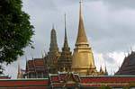 Estupas y Prang alineados, Wat Phra Kaew, Bangkok, Tailandia.