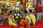 Monjes jóvenes decoradores, Templo Chiang Mai, Tailandia.