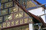 Centrarse en la decoración de Wat Chedi Luang, Templo Chiang Mai, Tailandia.