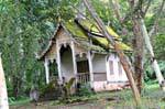 Pequeño templo en un bosque, de Chiang Mai, Tailandia.