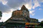 Otro punto de vista en la gran estupa, Wat Chedi Luang, Chiang Mai, Tailandia.