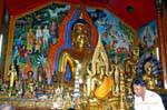 Múltiples imágenes de Budas, Wat Doi Suthep, Chiang Mai, Tailandia.