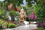 Un templo en la vegetación, Wat Doi Suthep, Chiang Mai, Tailandia.