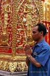 El hombre orando con loto Wat Doi Suthep, Chiang Mai, Tailandia.