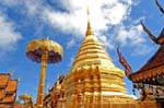 Paraguas y stupa de oro, Wat Doi Suthep, Chiang Mai, Tailandia.