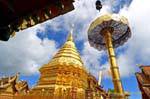 La sombrilla y oro chedi, Wat Doi Suthep, Chiang Mai, Tailandia.