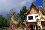Guardias del templo y por las escaleras, Wat Doi Suthep, Chiang Mai, Tailandia.