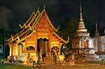 Wihan Lai Kham visto por la noche, el Wat Phra Singh, de Chiang Mai, Tailandia.