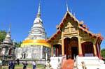 Stupa y ubosot, Wat Phra Singh, de Chiang Mai, Tailandia.