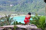 Niña admirando Lodalum Bay, Koh Phi Phi, Tailandia.