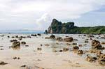 Marea baja en Hin Khom Beach, Koh Phi Phi, Tailandia.