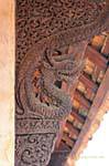 Madera tallada Naga, Wat Phra que Lampang Luang, Tailandia.