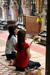 Las mujeres jóvenes en la oración, Wat Phra que Lampang Luang, Tailandia.