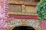Detalle de la fachada de Viharn Phra Ponga, Wat Phra que Lampang Luang, Tailandia.