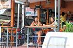 Chicas esperando clientes, Patong, Phuket, Tailandia.