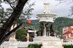 Una fuente conmemorativa en Patong, Phuket, Tailandia.