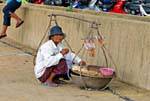 Vendedor ambulante con un saldo, Patong, Phuket, Tailandia.