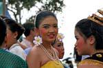 Chica con flores y collar, Festival de Patong, Phuket, Tailandia.