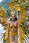 La chica con el plumaje de oro Festival de Patong, Phuket, Tailandia.