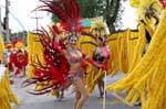 Bailarín con plumas rojas, Festival de Patong, Phuket, Tailandia.