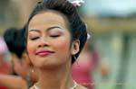 Belleza con los ojos cerrados, Festival de Patong, Phuket, Tailandia.
