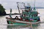 Barco de pesca hacia atrás, la ciudad de Phuket gitana, Tailandia.