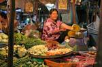 Cortador de calabaza en el mercado de Sukhothai, Tailandia.