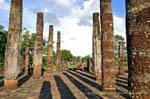 Las sombras de las columnas del templo, Sukhothai, Wat Sa Si, Tailandia.