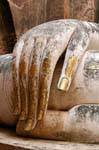 La mano derecha apoyada en la rodilla, Sukhothai, Wat Sri Chum, Tailandia.