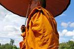 Monk con un paraguas, Sukhothai, Sukotai, Tailandia.