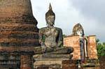 Buda sentado en frente de la Phra Attharot, Sukhothai, Sukotai, Tailandia.