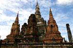 Sukhothai, Wat Mahathat Chedi en loto rodeado por otros ocho, Tailandia.