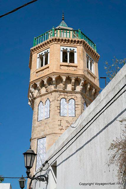 Bizerta, típico de la gran minarete de la mezquita - Túnez