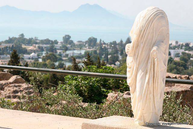 Cartago, sitio arqueológico, hermosa caída de mármol blanco - Túnez