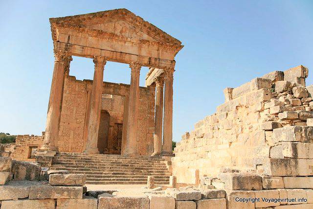 Dougga, el Capitolio, el templo romano del siglo II dedicado a Júpiter, Juno y Minerva - Túnez