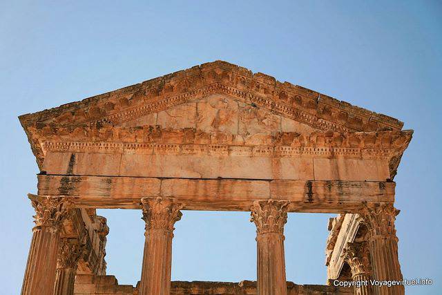 Dougga Capitolio, frontón que representa la apoteosis de Antonino Pío secuestrado por un águila - Túnez