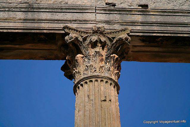 Dougga, detalle arquitectónico de una columna del Capitolio - Túnez