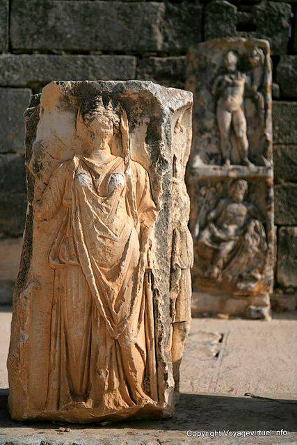 Dougga, la escultura de una mujer cubierto - Túnez