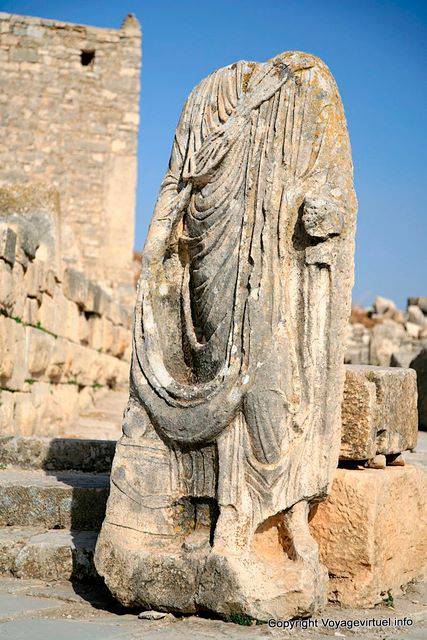 Dougga, emperador de la estatua sin cabeza, togatus en el lugar de la brújula - Túnez