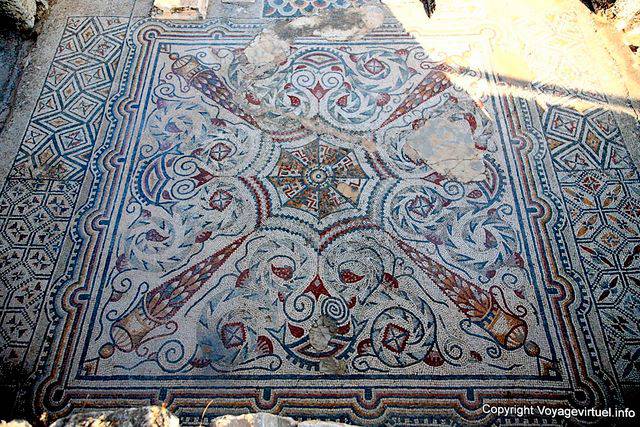Dougga, mosaico rojo y azul de gran riqueza decorativa - Túnez