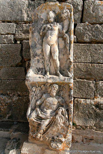 Dougga, la escultura en la plaza de la Rosa de los Vientos - Túnez