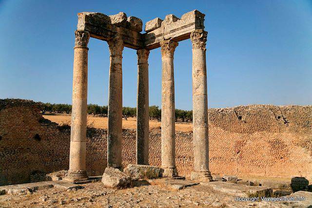 Dougga, Templo de Juno Caelestis, la pared del recinto sagrado (temenos) y columnas - Túnez