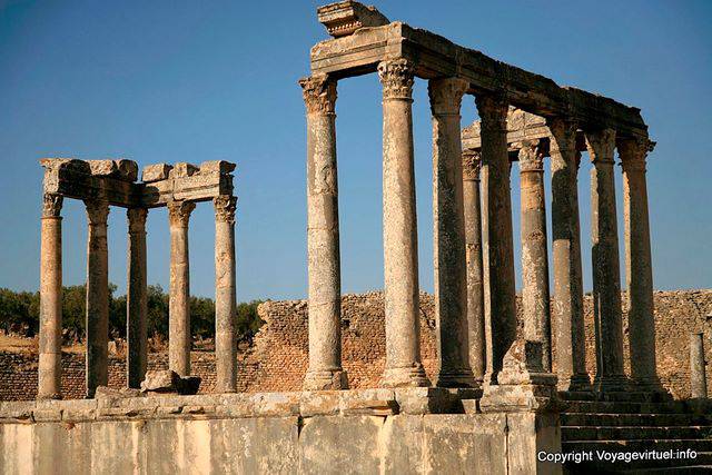 Dougga, Templo de Juno Caelestis, cerca de las columnatas - Túnez