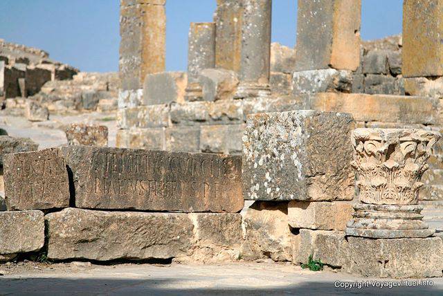 Dougga, inscripción al pie del Templo de la Piedad agosto - Túnez