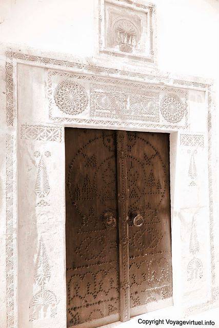 Hammamet, decoración tallada de una puerta (sepia) - Túnez