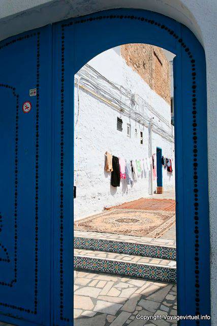 Hammamet, secar la ropa y la alfombra detrás de la puerta de la casa - Túnez